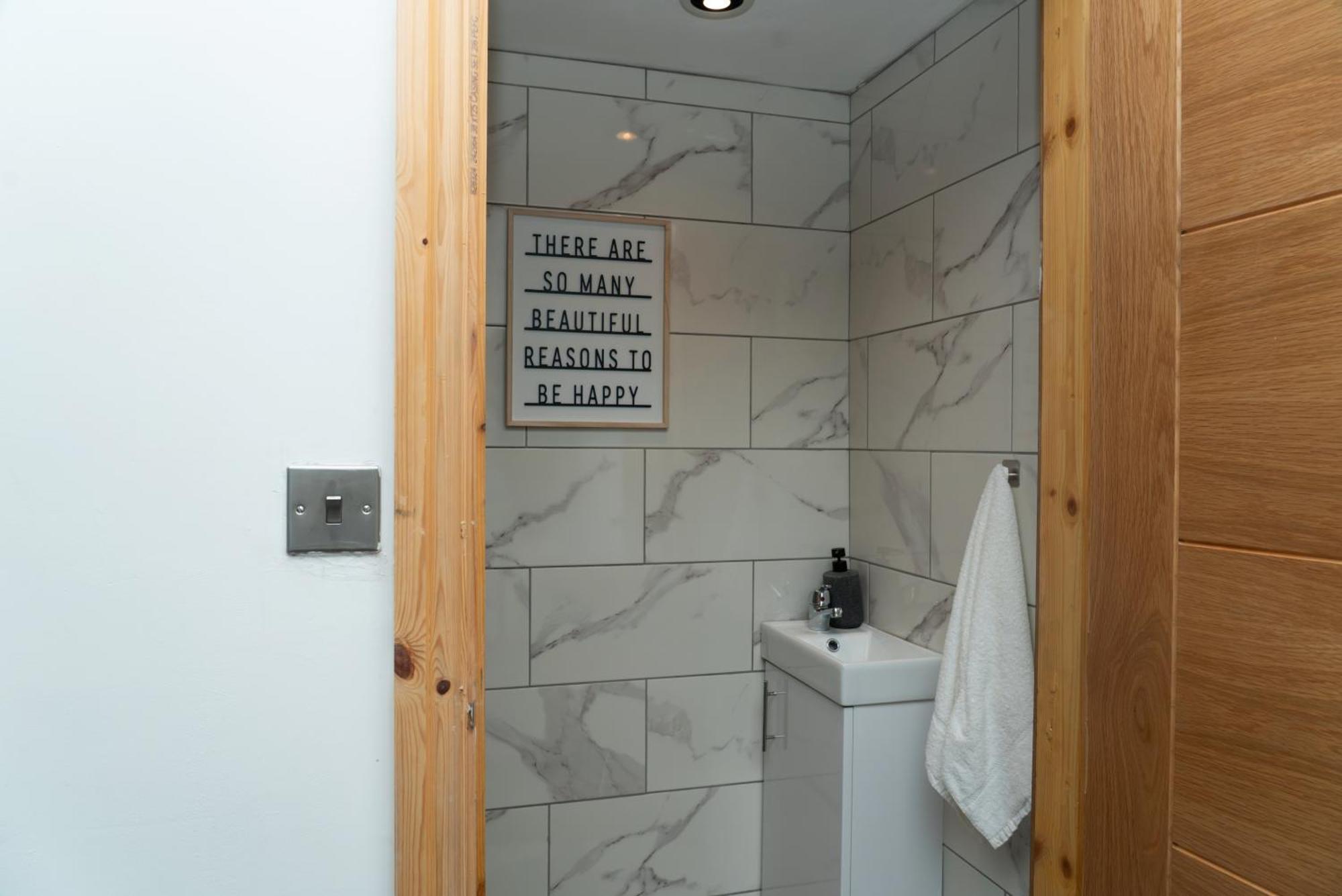 Double Bedroom Near Etihad And Coop Live With Free Parking, Shared Kitchen & Bathroom Manchester Bagian luar foto
