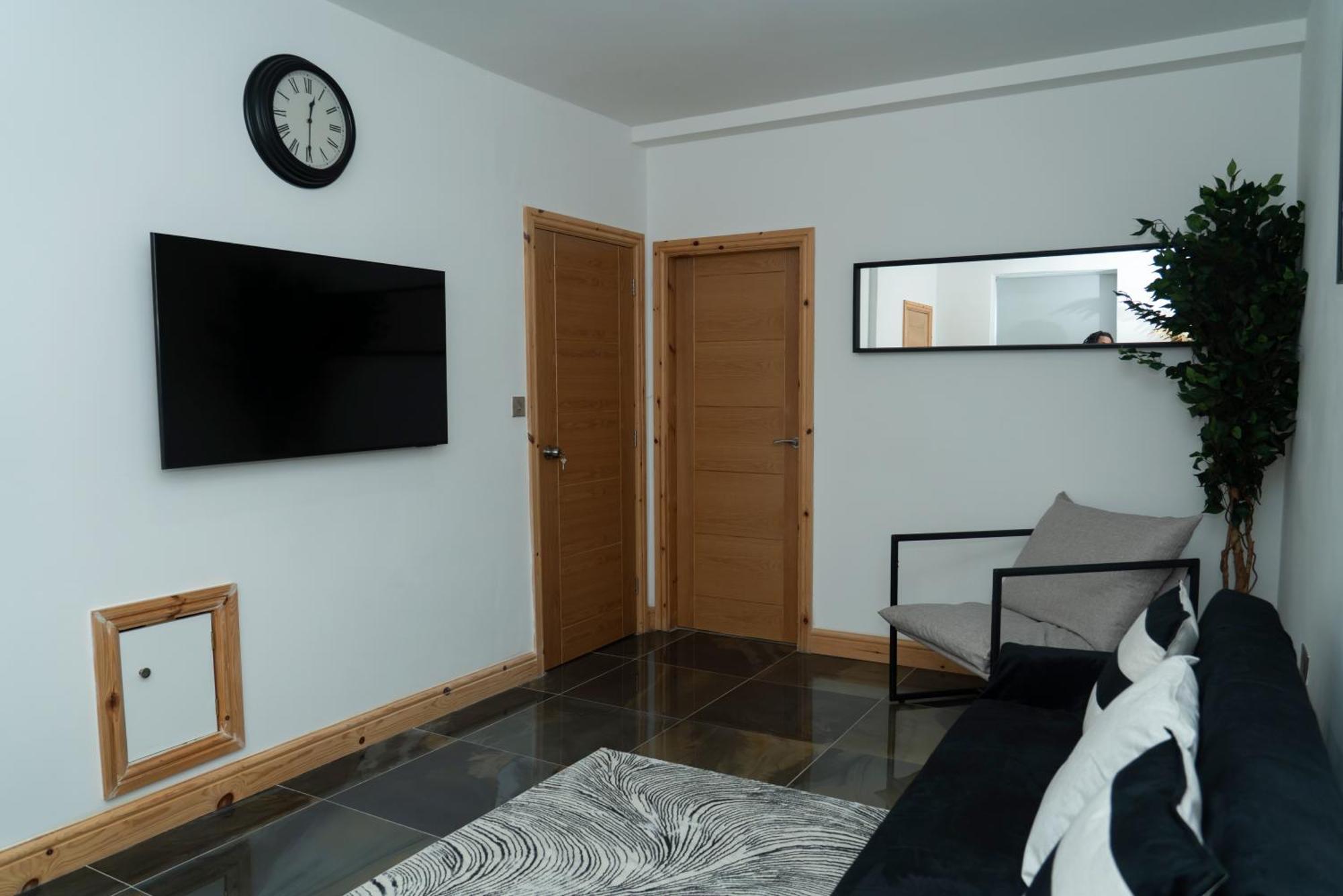 Double Bedroom Near Etihad And Coop Live With Free Parking, Shared Kitchen & Bathroom Manchester Bagian luar foto