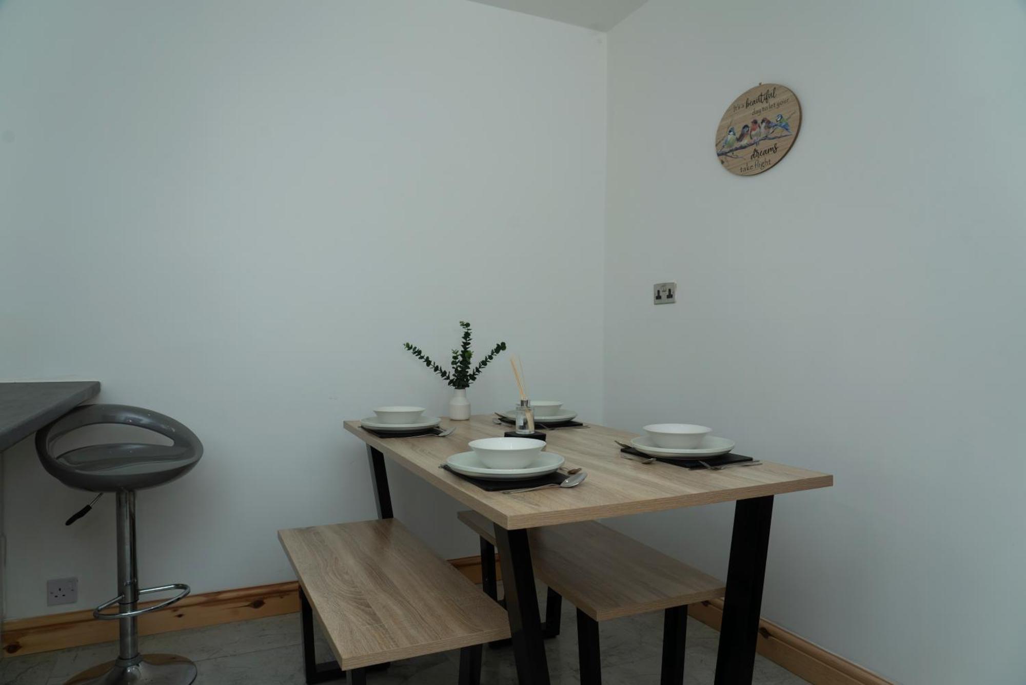 Double Bedroom Near Etihad And Coop Live With Free Parking, Shared Kitchen & Bathroom Manchester Bagian luar foto