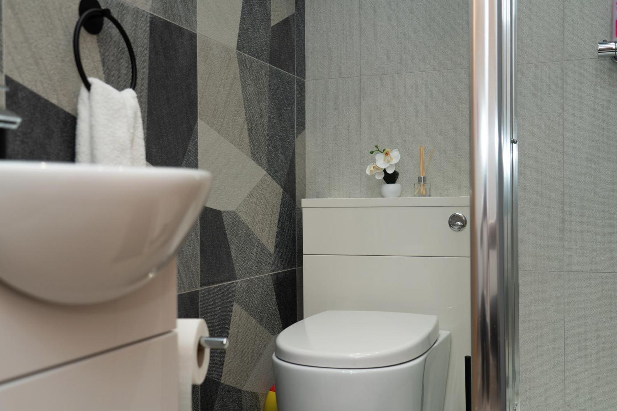 Double Bedroom Near Etihad And Coop Live With Free Parking, Shared Kitchen & Bathroom Manchester Bagian luar foto